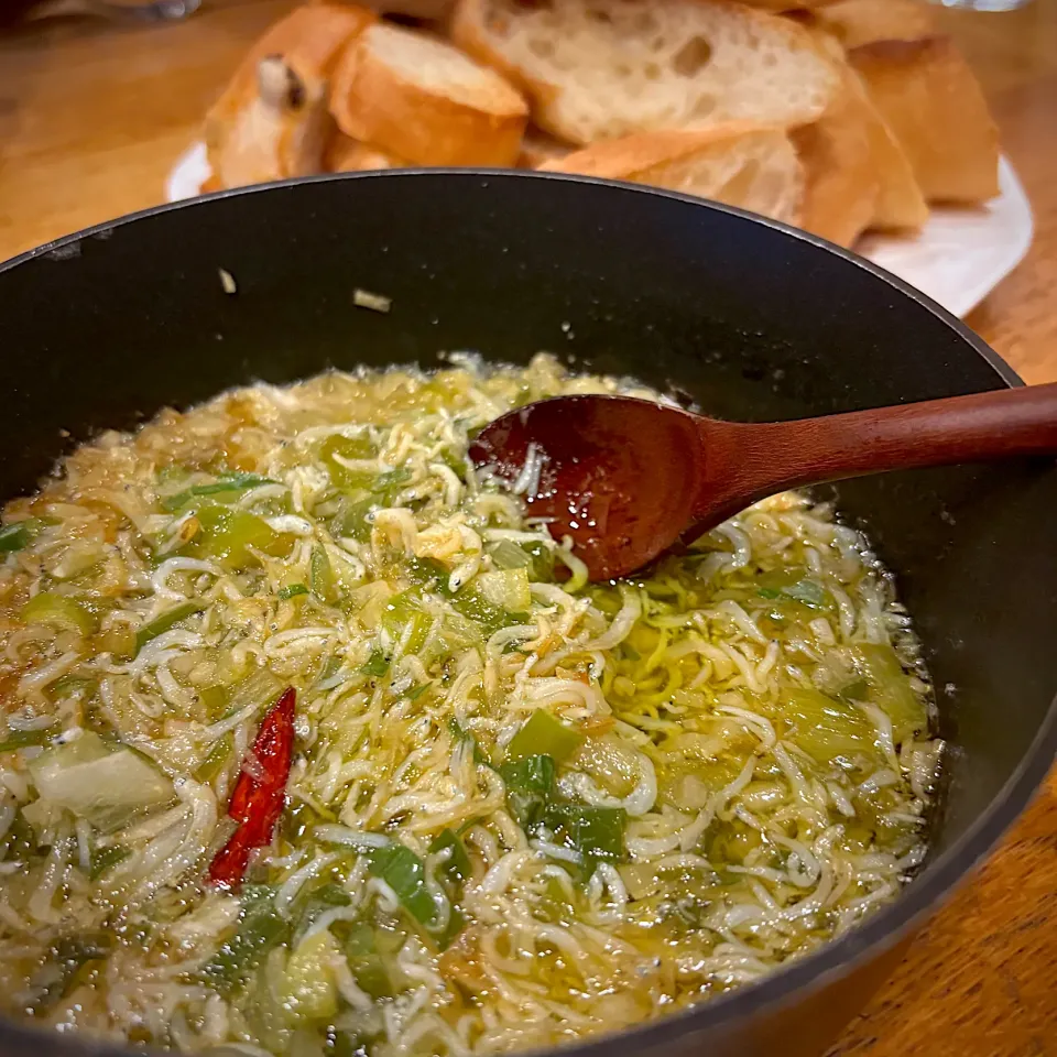 しらすと長ネギの青い部分のアルモンデアヒージョ|だまさん