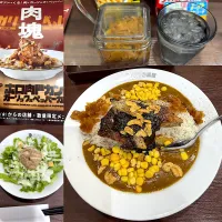 ホロ肉ガリペパカレー🍛　シーザーサラダ🥗|るみおんさん