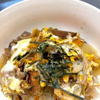 お昼は夕べのすき焼きの残りに玉ねぎ、牛肉、豚カツプラスでカツ丼です😋✨💕|てるみさん