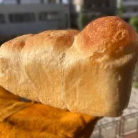 いなげな形に焼き上がった食パン