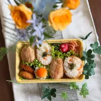 6/6❤︎主人の五目いなり寿司弁当🌱

＊ 五目いなり寿司
＊ 半熟たまご
＊ 肉じゃがコロッケ
＊ 甘辛チキンカツ
＊ たらこパスタ
＊ ほうれん草の胡麻和え|Makinsさん