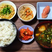 今日の朝ごはん（麦ごはんに辛子明太子、切り干し大根、納豆、赤だしのつみれ汁、白菜キムチ）|Mars＠釜飯作り研究中さん