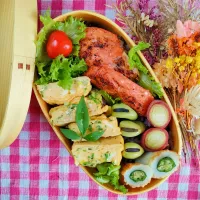 鮭の塩焼き弁当
　鮭の塩焼き
　季節のお野菜
　だし巻きたまご

美味しくできました✨|ふかふかごはんさん