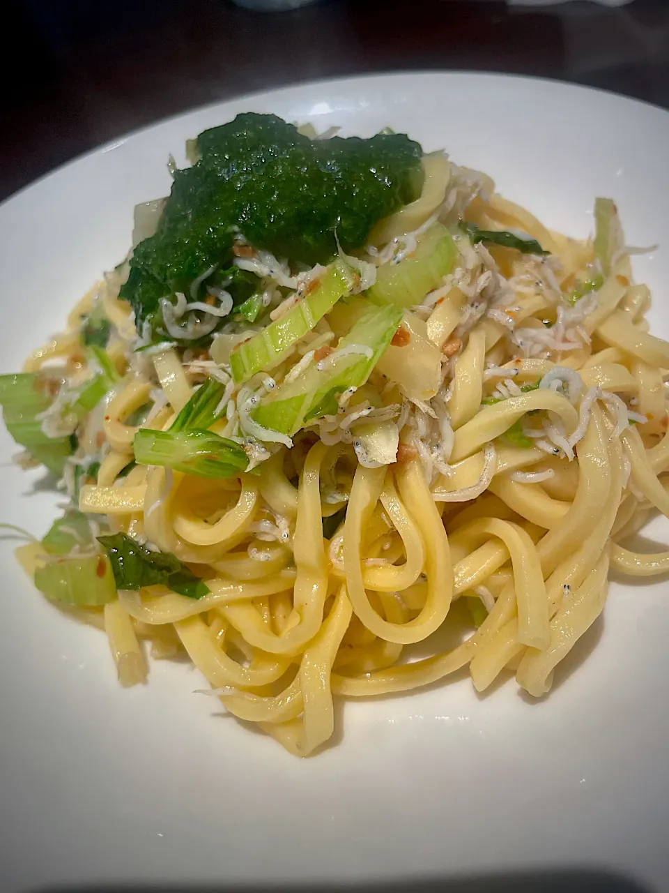 シラスとセロリのペペロンチーノサルサヴァルデ添え生パスタ！|Tomyさん