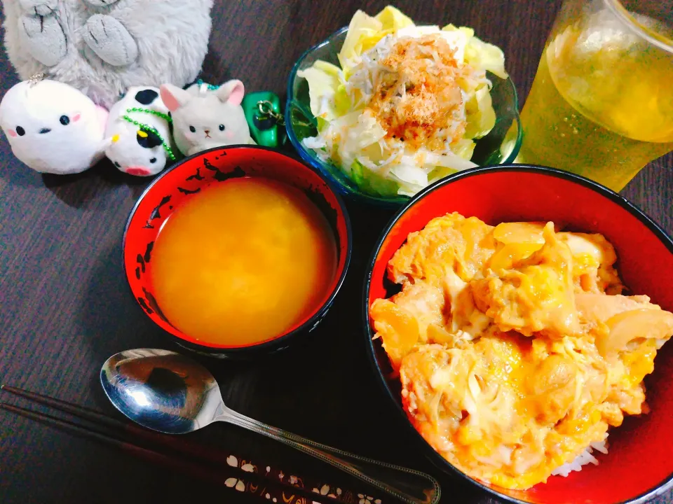 親子丼、しじみの味噌汁、しらすとクリームチーズのサラダ|サトリさん