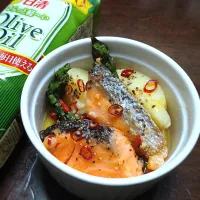 ココットdeできるおつまみコンビニ焼鮭アヒージョ‼️😆🫒🐟️