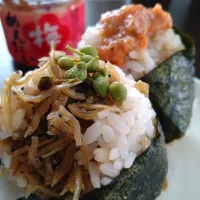もち麦ごはんでちりめん山椒と梅めんたいのおにぎり
