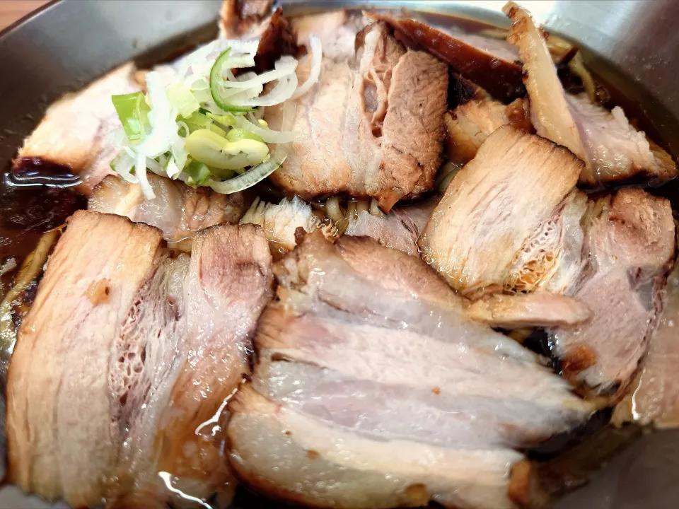 【北大塚ラーメンの2号店】 
【昼営業は11時~13時】
王子金麦ラーメン 
チャーシュー麺 (1,050円) 
＋小ライス (180円) 
＠王子2分 
(JR十条駅から徒歩17分)
25155
〈醤80塩25噌󠄀15タ5昆7出8F8冷6
混1〉|大脇さん