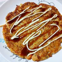 おからと米粉生地のお好み焼き✨生地が柔らかで、おからのザラッとした食感とボリュームが楽しめました😺ネギ入れればよかった💦|深夜特急fさん