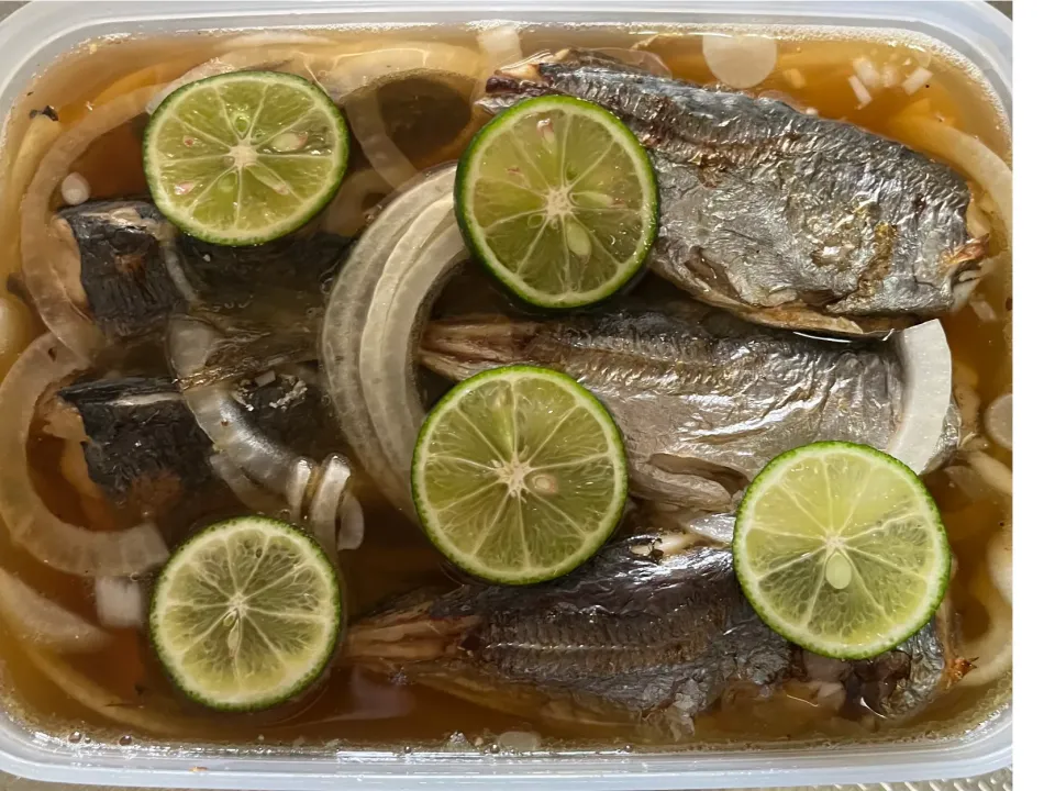 鯵の南蛮漬け❣️私は焼く方が好きなので、焼いてからだから酢漬けになるのかな🤔姉の所に持っていきます😊|tamemitiさん