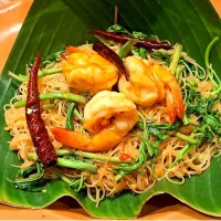 Stir Fried Rice Vermicelli w/ Water Minosa & Prawns (เส้นหมี่ผัดผักกระเฉดกุ้ง)| An'leeさん