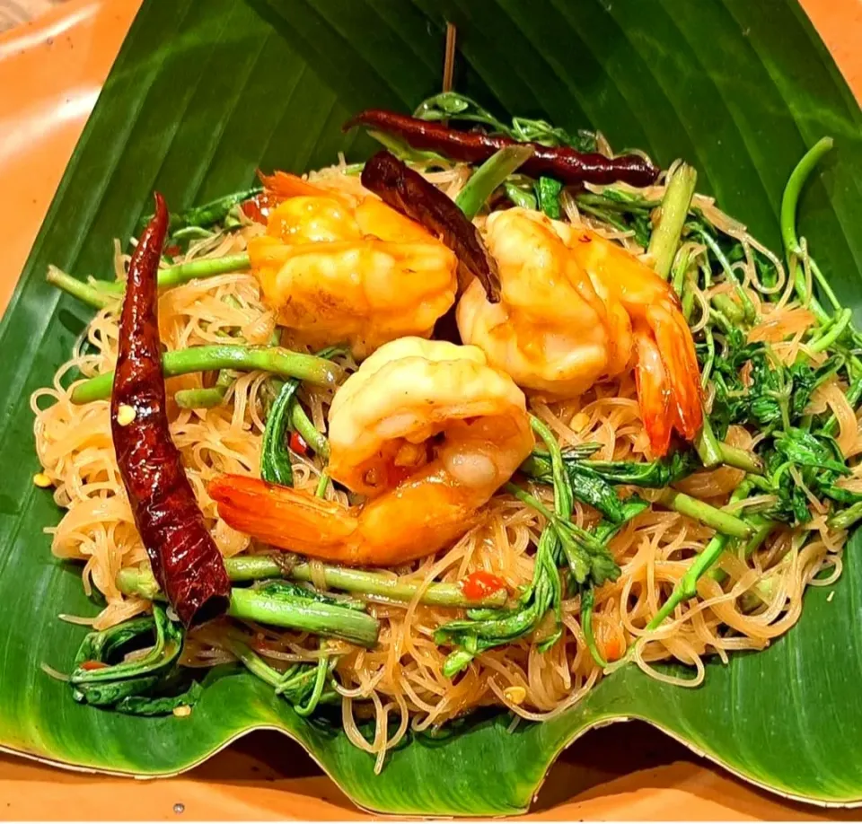 Stir Fried Rice Vermicelli w/ Water Minosa & Prawns (เส้นหมี่ผัดผักกระเฉดกุ้ง)|An'leeさん