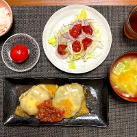 ラクレットチーズのせハンバーグ(ミートソースかけ)、丸ごとトマトの梅酢漬け、セミドライトマトのせサラダ、お味噌汁(キャベツ、かぼちゃ)|柚子きりかさん