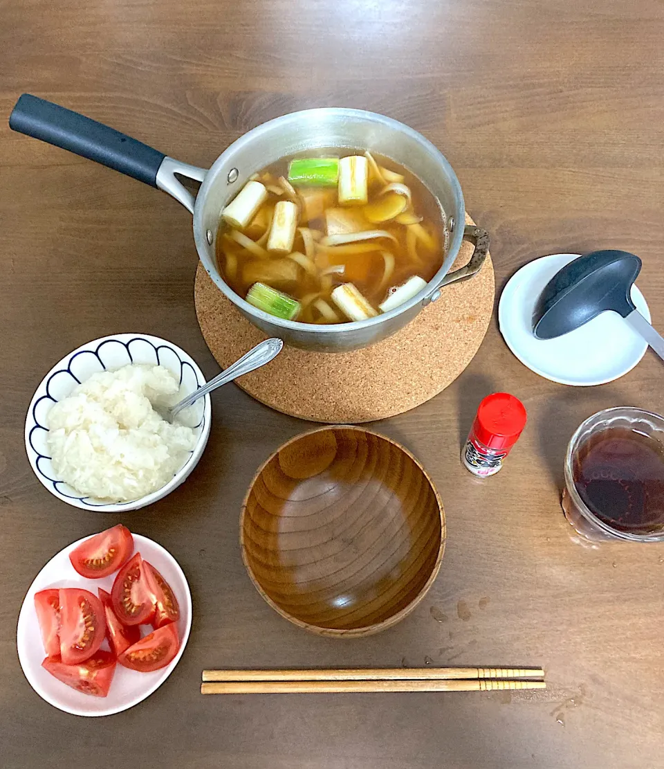 きしめん入りねぎま鍋　ばちまぐろの刺身用ザクとネギはフライパンで軽く焼いて焦げ目をつけてから東丸そばスープベースで臭みを取るために生姜を入れた鍋汁で煮込み、大根おろしをたっぷりかけていただきました。|なびさん