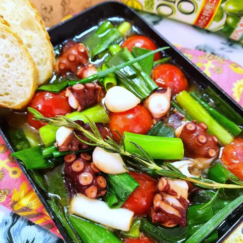 「日清さらっと軽～いオリーブオイル」を使ってみたSnapdishの料理・レシピ写真:🔷卵焼きフライパンdeタコと九条ねぎのアヒージョ🔷