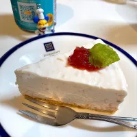 ルバーブジャムのレアチーズケーキ(カット後)|DKさん