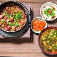 今日の朝ごはん（釜炊きの蛸飯、ショウサイフグの白子ポン酢、白菜キムチ、赤だしのなめこ汁）
※マダコは昨日釣り上げたもので、白子は頂きもの。|Mars＠釜飯作り研究中さん