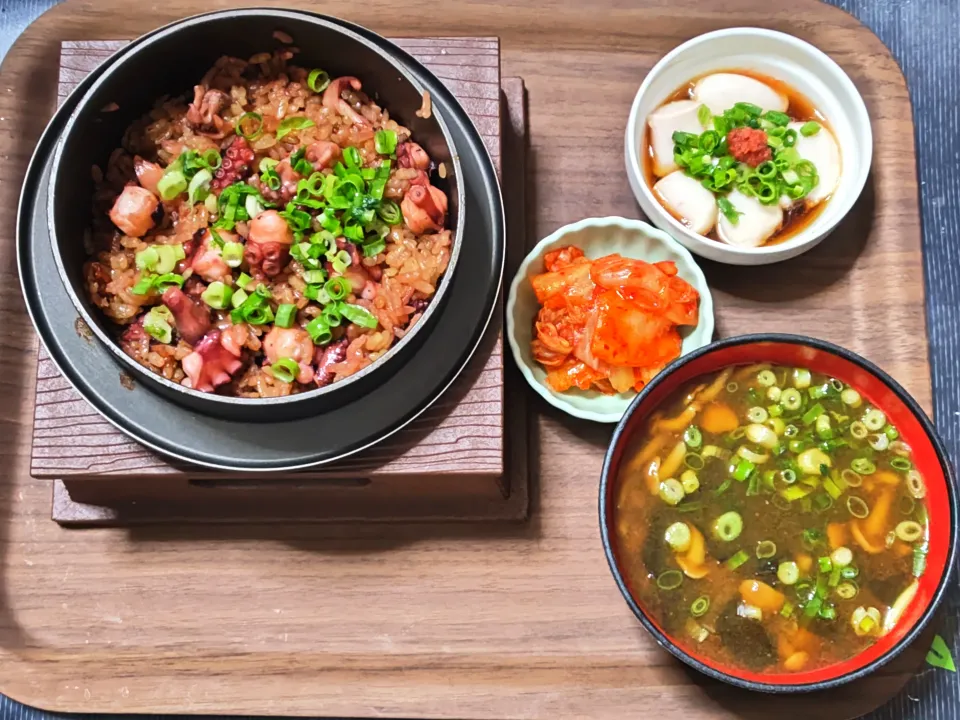 今日の朝ごはん（釜炊きの蛸飯、ショウサイフグの白子ポン酢、白菜キムチ、赤だしのなめこ汁）
※マダコは昨日釣り上げたもので、白子は頂きもの。|Mars＠釜飯作り研究中さん