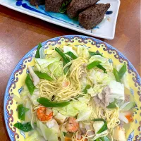手土産 稲荷寿司と焼きちゃんぽんで昼ご飯|sakuramochiさん