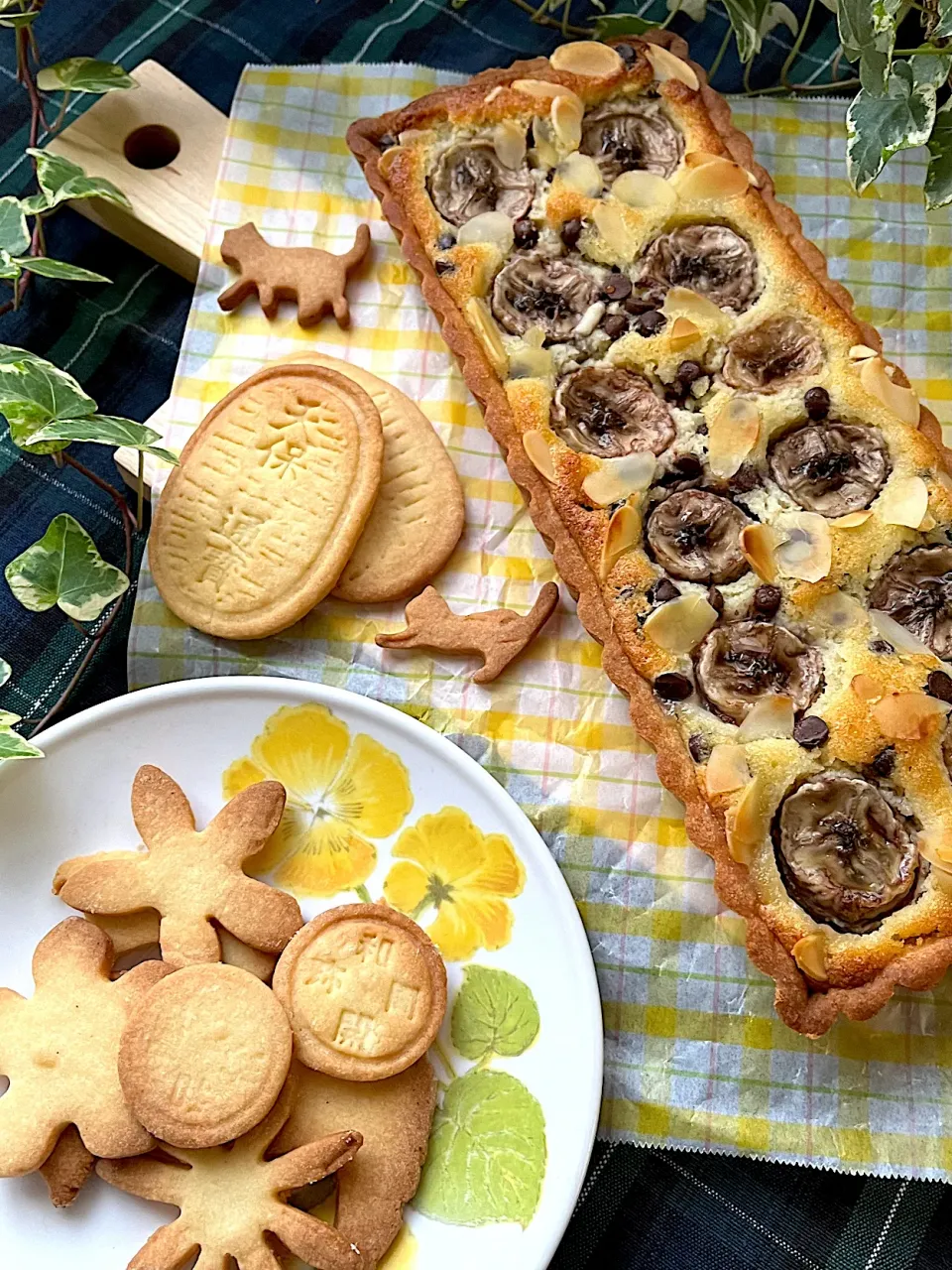 🐈‍⬛🍌アーモンドチョコバナナタルトと猫に小判なあまり生地のクッキー🍪|Hollyさん