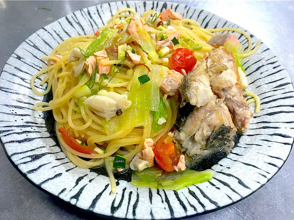 平スズキとサーモンのレタスパスタ〜ペペロン|shikaさん