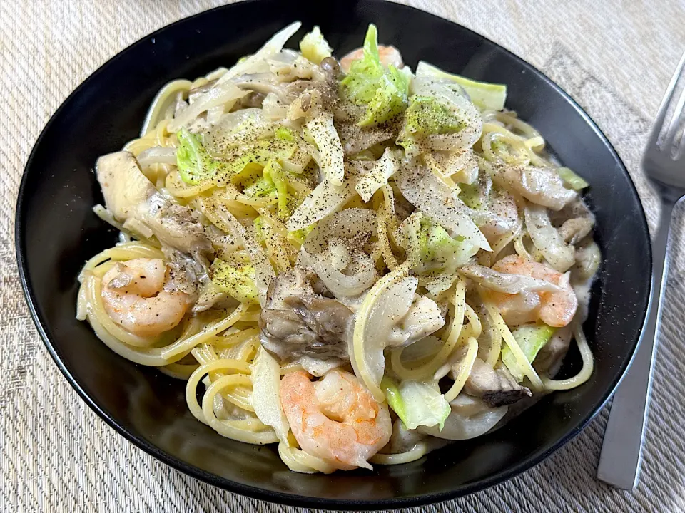 エビとキャベツときのこのクリームスパゲティ|しげさんさん