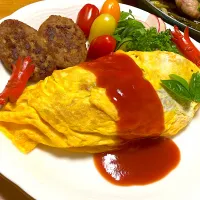 主人のお皿 昭和風オムレツ 昨日のピラフの残りをチキンライスに変えて マルシンハンバーグミニと赤ウインナーのカニ🦀切り、宝石トマトとある野菜だけのチョコっとサラダ🥗|🐈⸒⸒⸒⸒つるのダンス🐈🐾さん