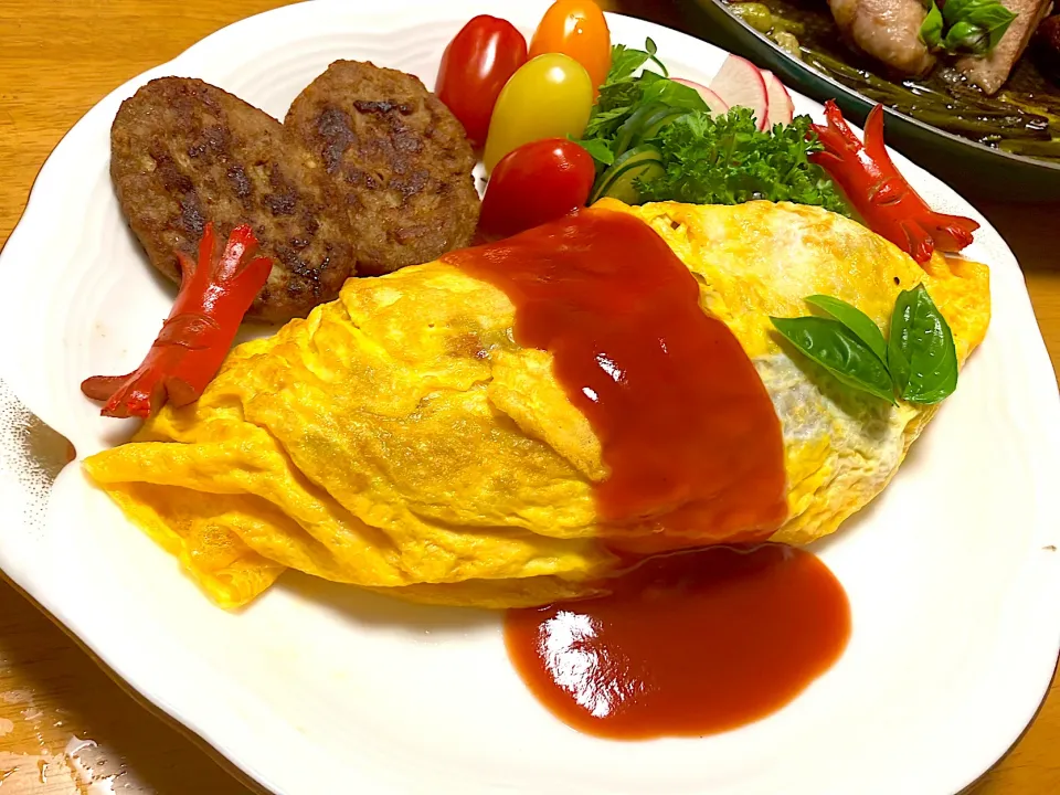 主人のお皿 昭和風オムレツ 昨日のピラフの残りをチキンライスに変えて マルシンハンバーグミニと赤ウインナーのカニ🦀切り、宝石トマトとある野菜だけのチョコっとサラダ🥗|🐈⸒⸒⸒⸒つるのダンス🐈🐾さん