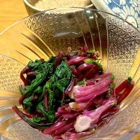 赤ほうれん草のお浸し 手作りゴマだれをかけて頂くスタイルで バンザイ🙌赤ほうれん草も退治した❣️ 今のとこダメにした野菜は一切ありません🤗|🐈⸒⸒⸒⸒つるのダンス🐈🐾さん