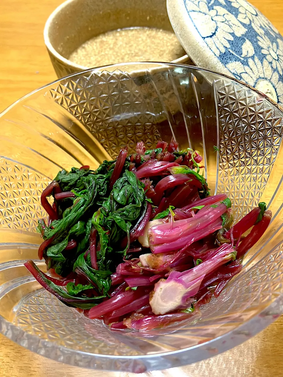 赤ほうれん草のお浸し 手作りゴマだれをかけて頂くスタイルで バンザイ🙌赤ほうれん草も退治した❣️ 今のとこダメにした野菜は一切ありません🤗|🐈⸒⸒⸒⸒つるのダンス🐈🐾さん