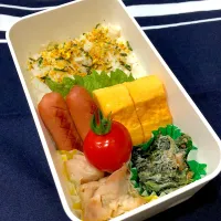 のりたまご飯、たまご焼き、ウインナー、鶏ももとキャベツの梅ドレ和え、ミニトマト|きらきらさん