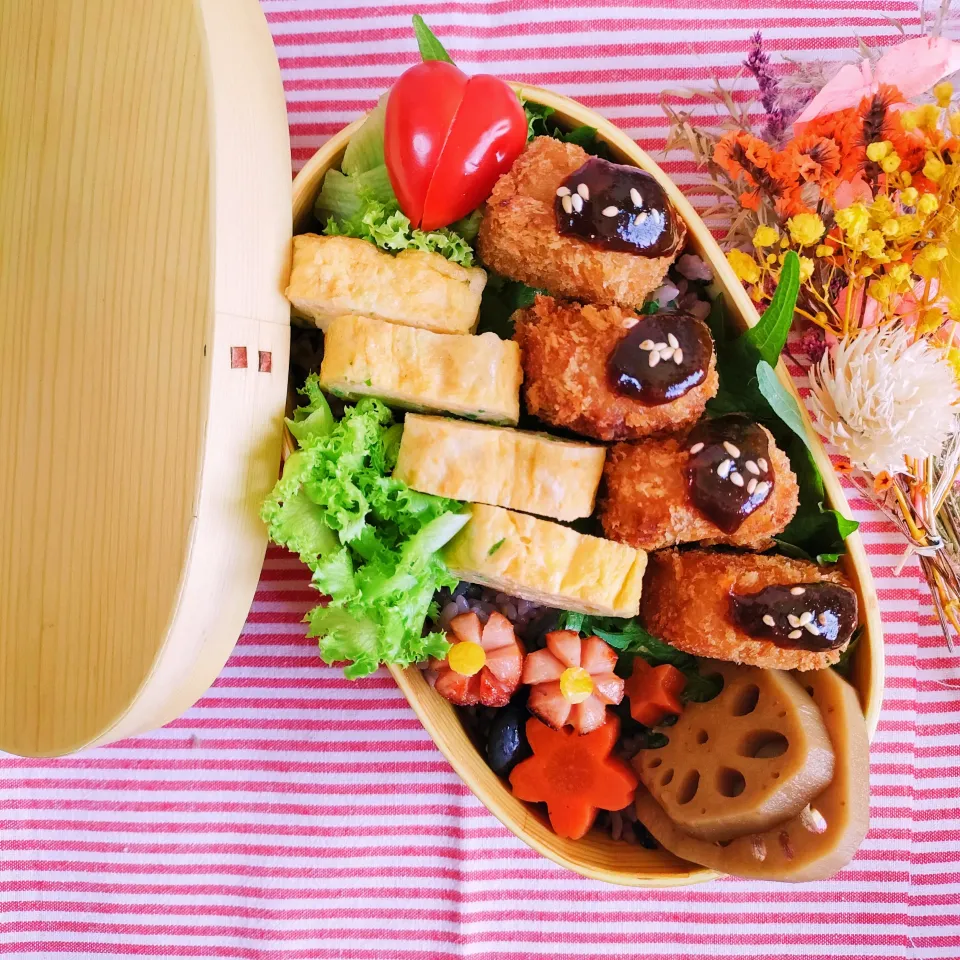 コロッケ弁当
　コロッケ
　シャウエッセン
　出汁巻きたまご

美味しくできました✨|ふかふかごはんさん