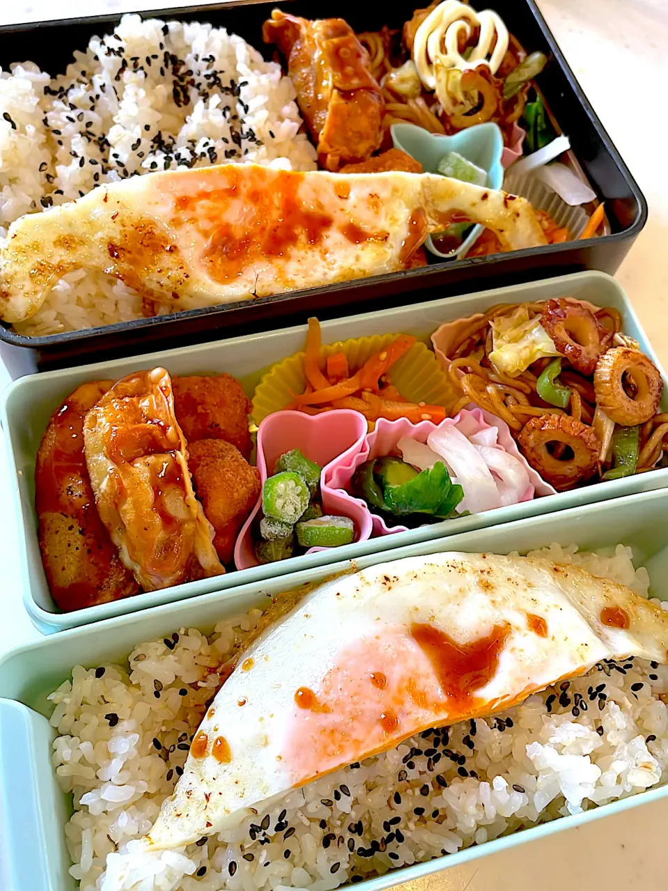 おっさん弁当　焼きそば　チーズ揚げ　揚げ餃子　オクラ　にんじん　たくあん　きゅうりの辛子付け　目玉の親父ハーフ|ひげおやじさん