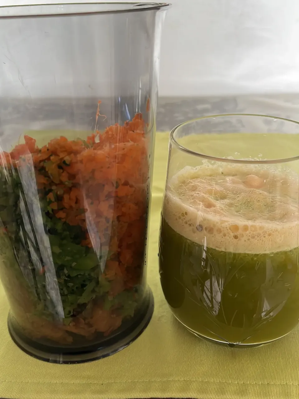毎日飲んでる酵素ジュース。にんじん、ゴーヤ、リンゴ🍎りんごが入ると一気に飲みやすくなります。野菜は季節で変わります❣️|tamemitiさん
