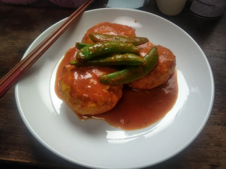 タイカレー風味のソース、鶏ひき肉に絹ごし豆腐、刻み九条ねぎ、にんにくと生姜のすりおろし、鶏ガラスープの素で下味をつけたものを煮込みました🤗|にんにくと唐辛子が特に好き❤️(元シャリマー)さん
