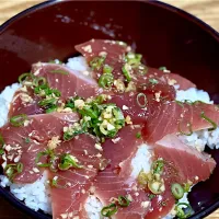 ☆鰹の刺身にんにく醤油漬け丼|まぁたんさん