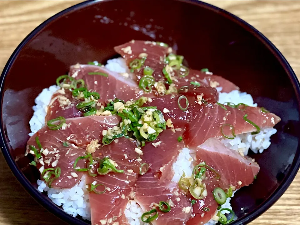 ☆鰹の刺身にんにく醤油漬け丼|まぁたんさん