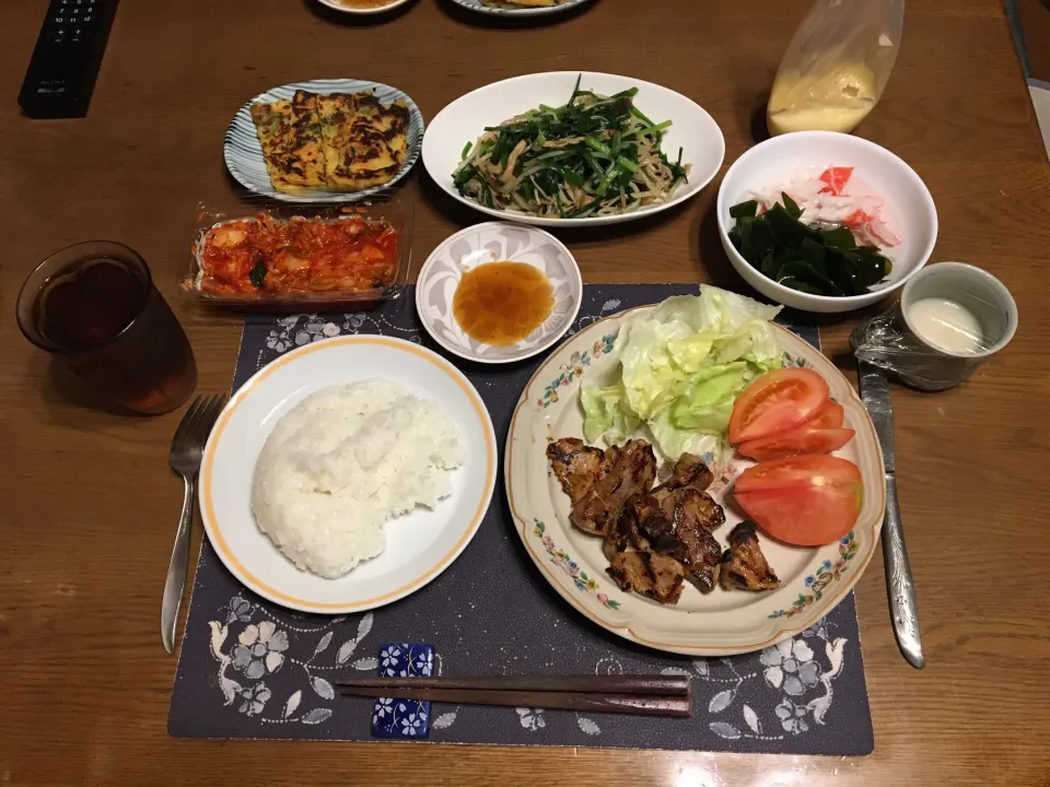 ご飯、カナダ産豚肉肩ロース厚切りガーリックカットステーキ、トマト、レタス、チヂミ、野菜炒め、酢の物、キムチ、烏龍茶、手作り牛乳ゼリー(夕飯)|enarinさん