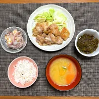 鶏もも肉の甘辛煮＆茹でキャベツ、紫オニオンとクリームチーズのおかか和え、もずく酢、お味噌汁(かぼちゃ、人参)、雑穀米| 柚子きりかさん