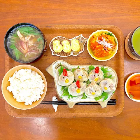 「国産素材信州こうじみそ」を使ってみたSnapdishの料理・レシピ写真:ニワトリとヒヨコの一口餃子のおぼんごはん