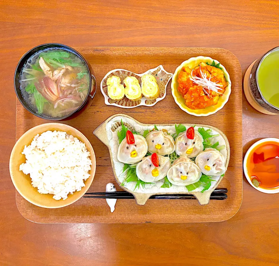 ニワトリとヒヨコの一口餃子のおぼんごはん|すずさん