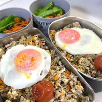 ロウカット雑穀玄米炒り豆腐丼　目玉焼き🍳ブロッコリー🥦スナップエンドウ🫛人参デーツラペ🥕|まゆさん
