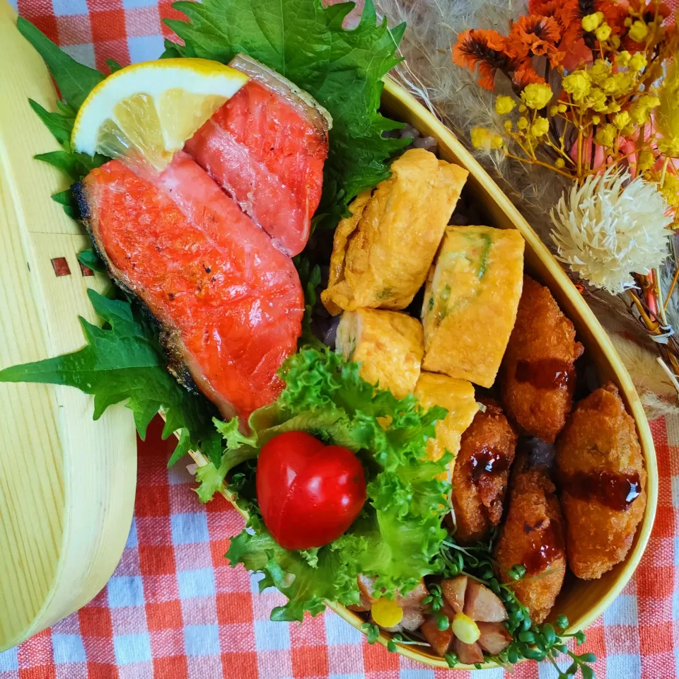 鮭の塩焼き弁当
　鮭の塩焼き
　一口カツ
　だし巻きたまご

美味しくできました✨|ふかふかごはんさん