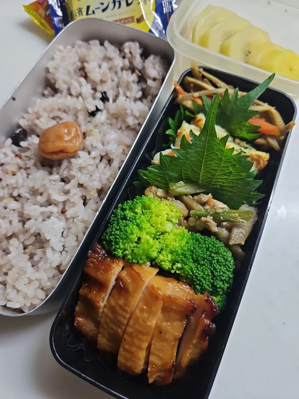 ☆高校生弁当☆雑穀米、梅、金平牛蒡、野菜チヂミ、筑前煮、ブロッコリー、鶏照焼、キウイ、お菓子|ｼｮｺﾗさん