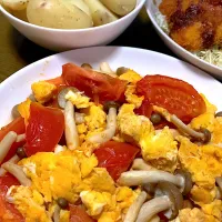 トマトと玉子の炒め物&茹でじゃか（自家製はるか）|のんさんさん