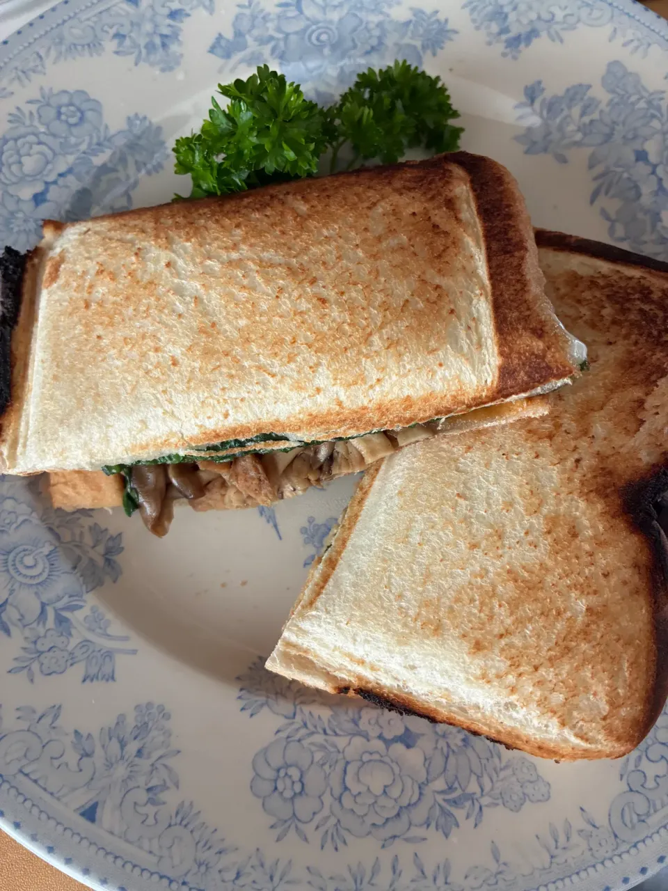 きのこアヒージョのホットサンド。|yunyunさん