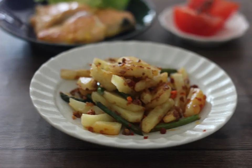 じゃがいもとアスパラと大豆のお肉の食べるラー油炒め|ちいさなしあわせキッチンさん