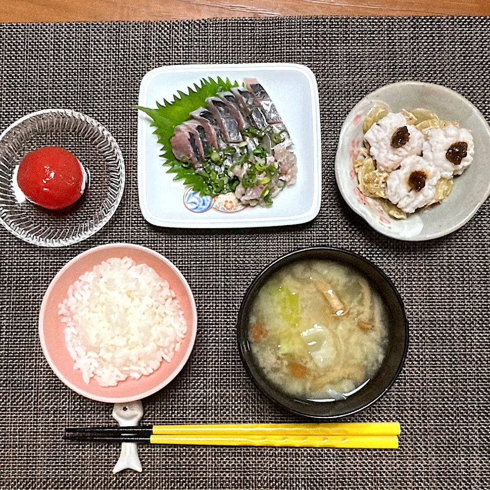 鯵のお造り、鱧と茹でレタスの梅びしお和え、トマト梅酢漬け、お味噌汁(なめこ、キャベツ、玉ねぎ)|柚子きりかさん