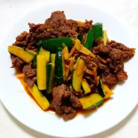 6/10の夕食
牛肉とズッキーニのオイスターソース炒め|卯月さん