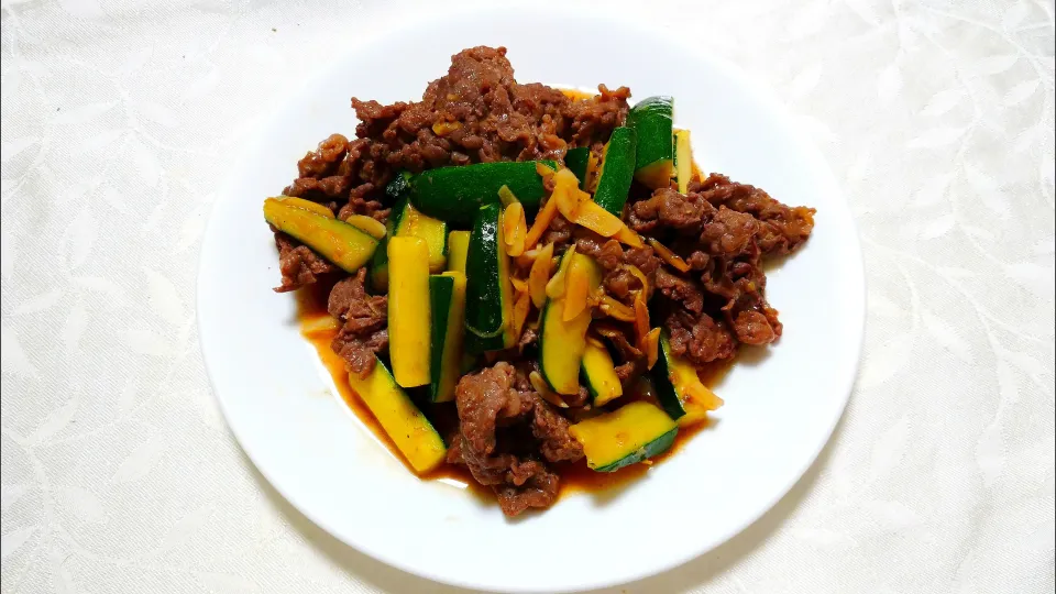 6/10の夕食
牛肉とズッキーニのオイスターソース炒め|卯月さん